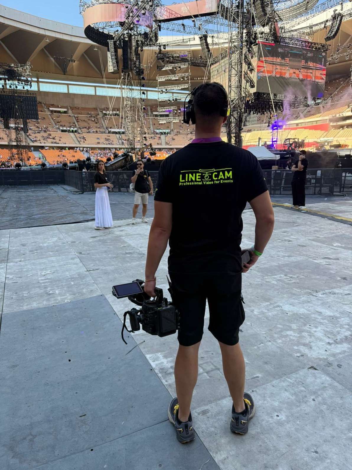 Operador de cámara de Linecam trabajando en un estadio antes de una retransmisión