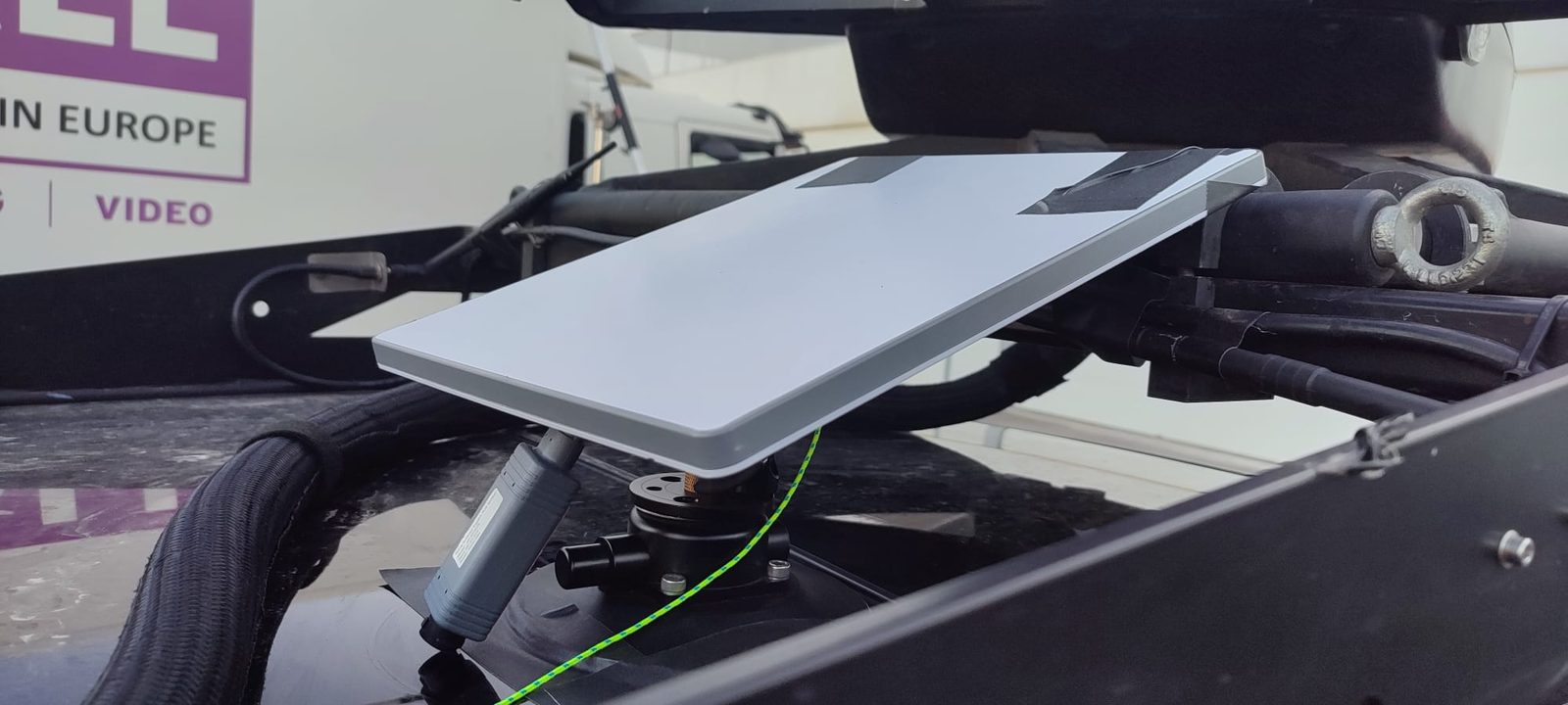 Antena Starlink Performance instalada sobre el techo de la unidad móvil broadcast