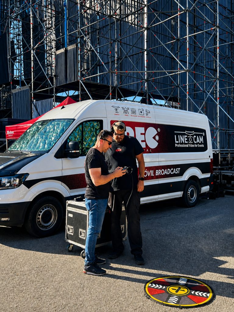 Equipo de Dale al REC revisando material junto a la unidad móvil en el backstage de un festival